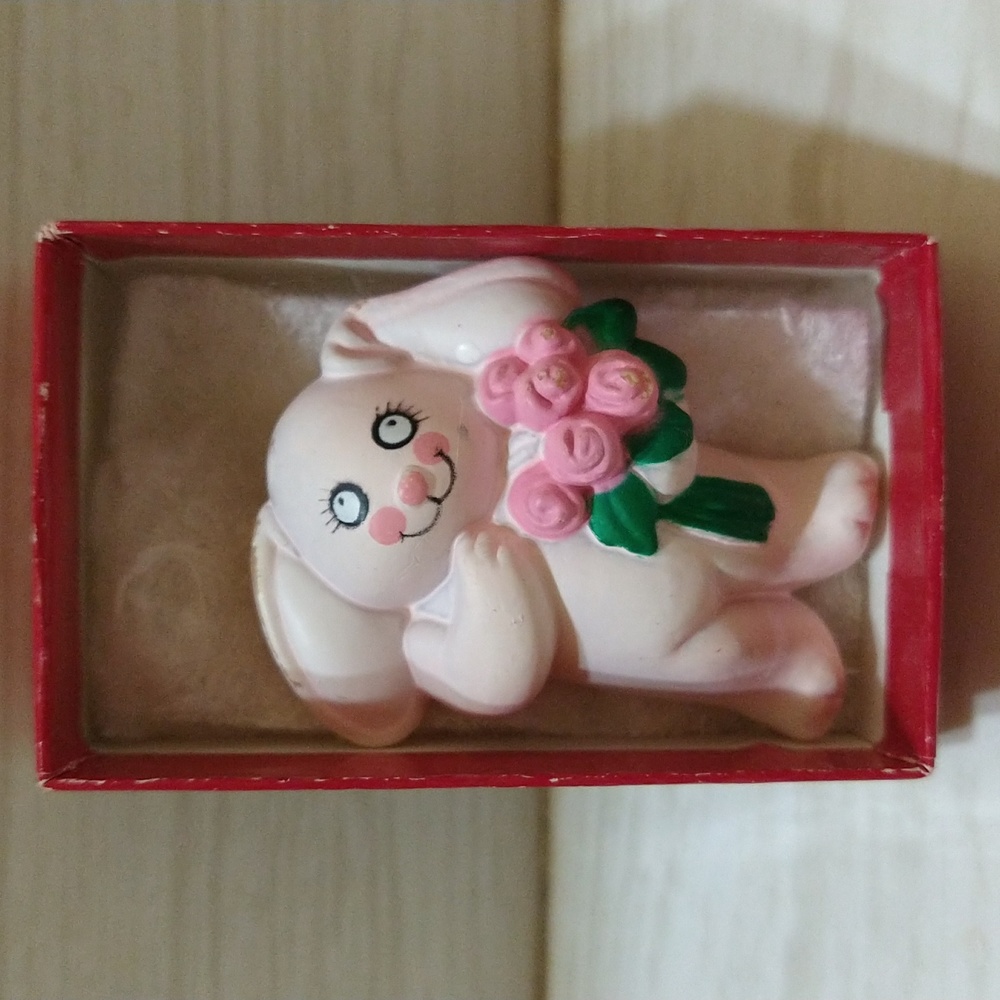 Vintage Unlimited Inc Easter Bunny Bouquet Pin